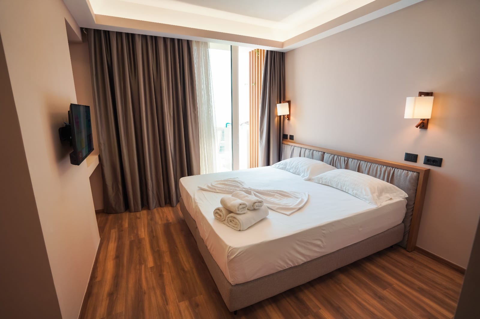 Hotel Whisky Triple Room spacious layout