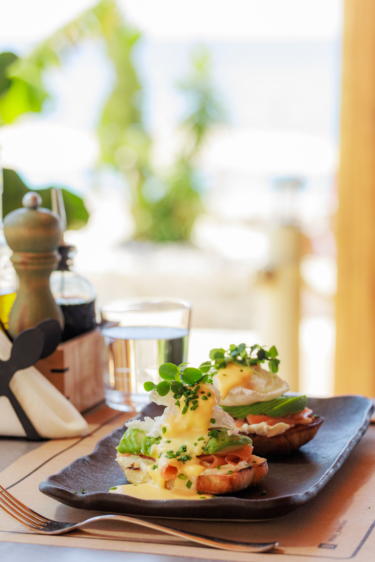 Gourmet breakfast on the beach — Whisky Green Coast