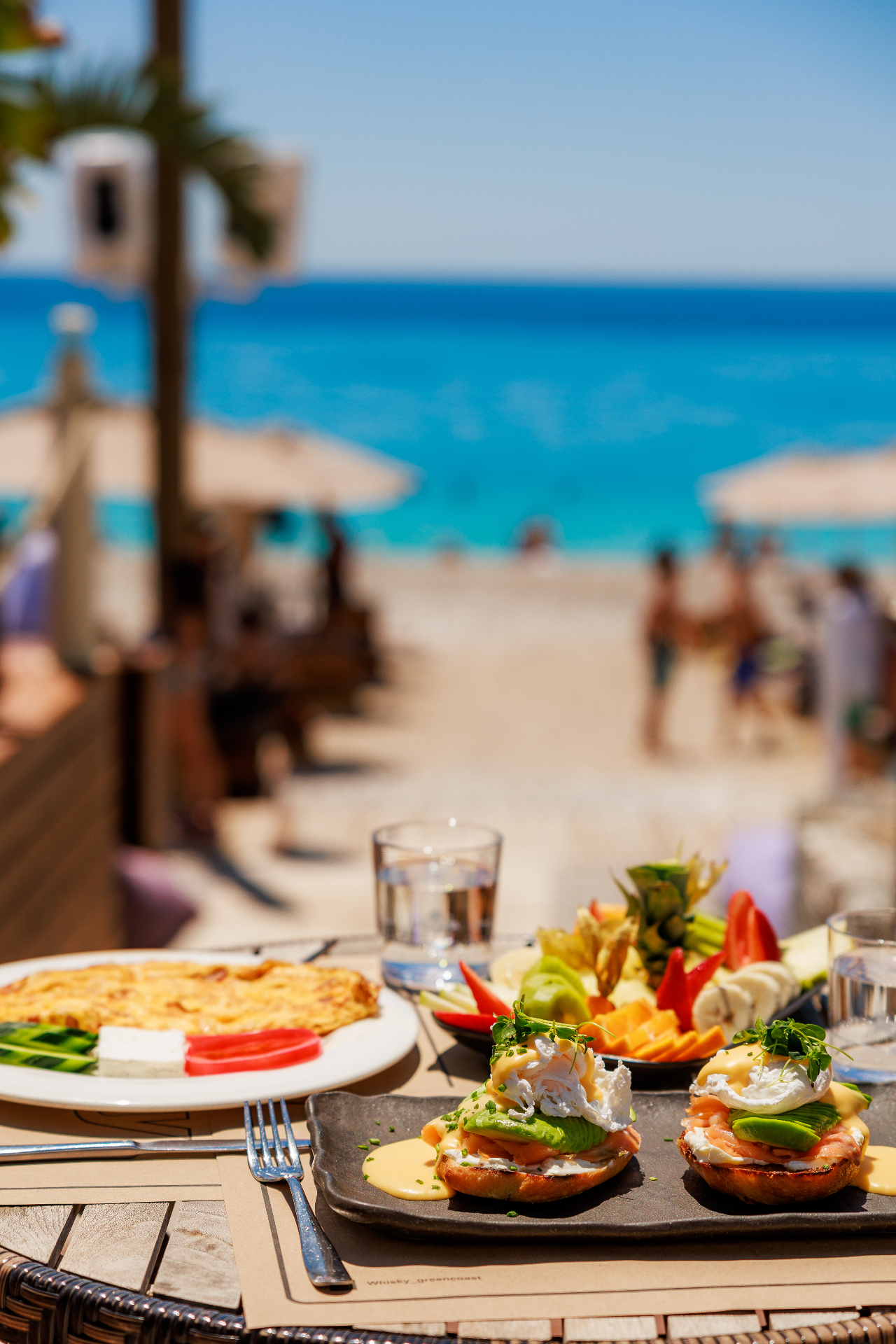 Beachside dining with ocean views — Whisky Green Coast